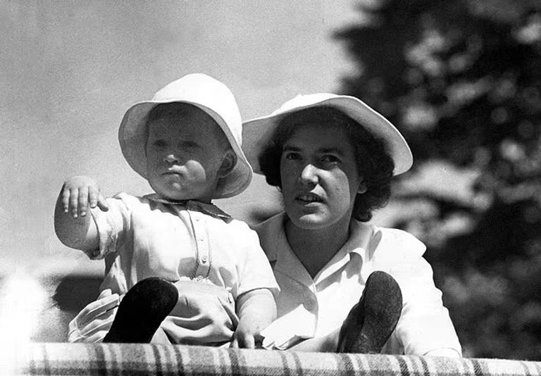 الأمير تشارلز صغيرا مع مربيتيه