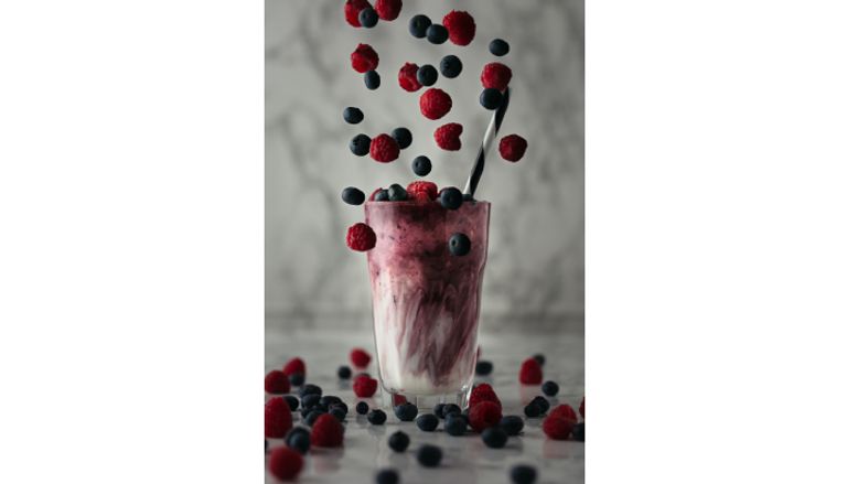 عصير التوت بالحليب عصير التوت