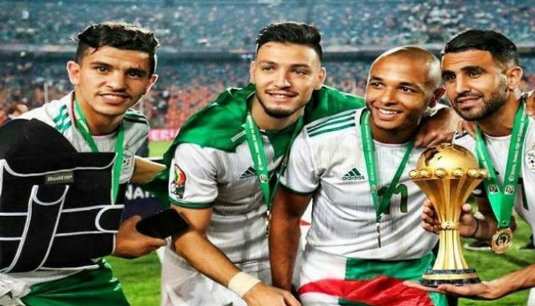 يوسف عطال مع نجوم منتخب الجزائر