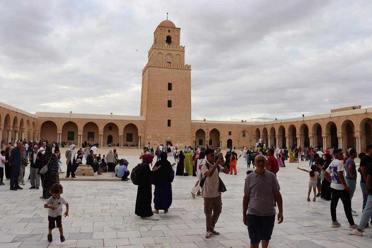 صورة من داخل جامع عقبة بن نافع