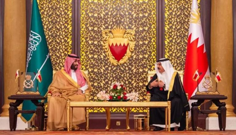 لقاء سابق بين ولي عهد السعودية محمد بن سلمان والعاهل البحريني الملك حمد بن عيسى