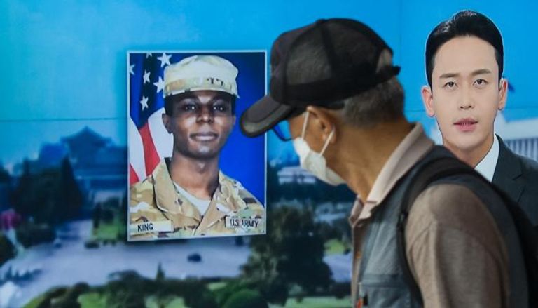 جهاز تلفزيون يعرض بثًا إخباريًا يظهر صورة الجندي الأمريكي