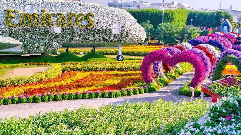 حديقة دبي المعجزة أحد أفضل أماكن رومانسية للزيارة في دبي أماكن رومانسية للزيارة في دبي للأزواج