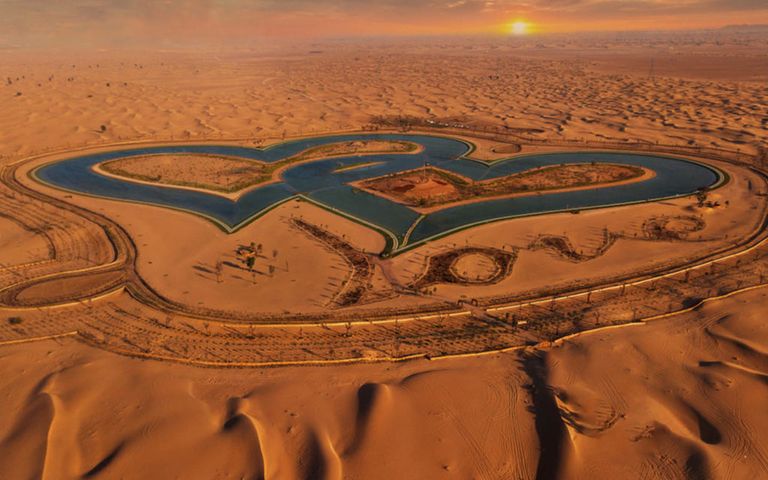 بحيرات الحب أحد أفضل أماكن رومانسية للزيارة في دبي أماكن رومانسية للزيارة في دبي للأزواج