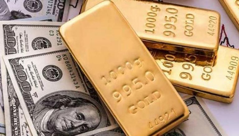 سبائك ذهبية ودولارات