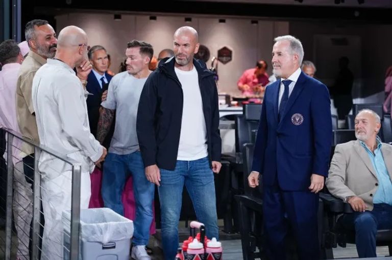 زيدان ومسؤولي ميامي زين الدين زيدان مع ديفيد بيكهام وليونيل ميسي