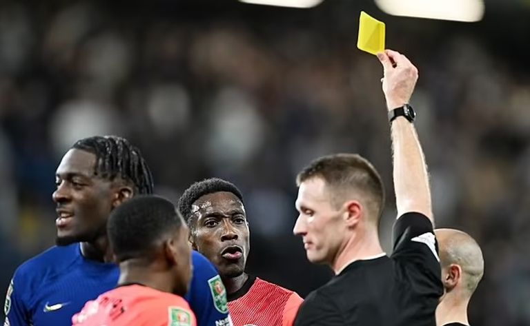 الحكم مايكل أوليفر مع كريستيانو رونالدو