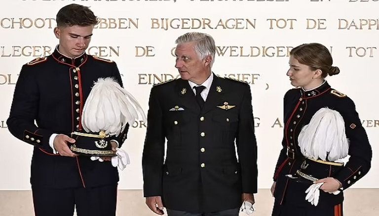 الأمير غابرييل شقيق الأميرة إليزابيث الأصغر ينضم إليها في الحفل  الأميرة إليزابيث تؤدي اليمين