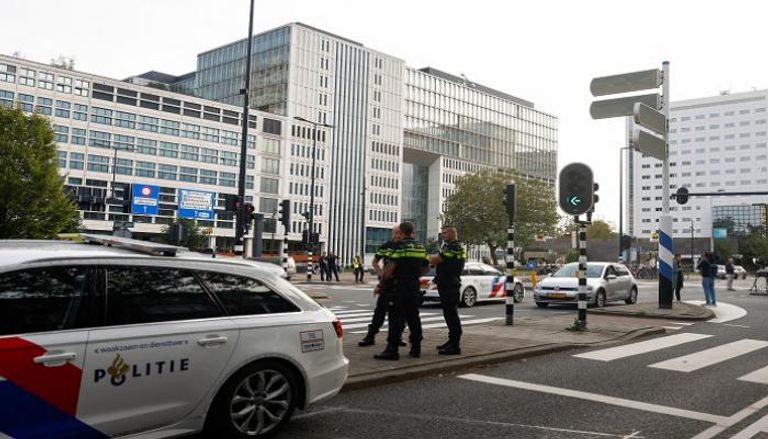 ضباط الشرطة يؤمنون المنطقة بعد إلقاء القبض على المشتبه به