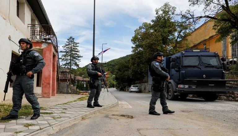 ضباط شرطة يقومون بدورية في أعقاب حادث إطلاق نار في قرية بانجسكا بكوسوفو