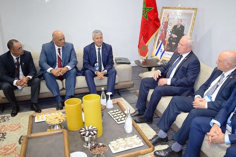 وزيرا الفلاحة المغربي والإسرائيلي عند توقيع الاتفاقية