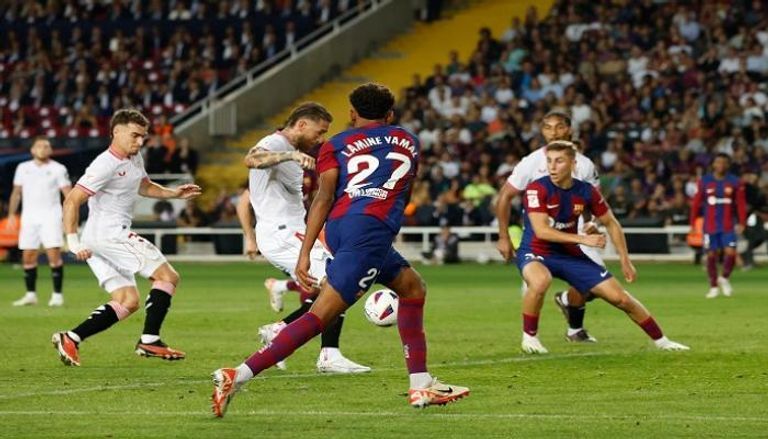 من مباراة برشلونة وإشبيلية فرينكي دي يونغ وتشافي في برشلونة