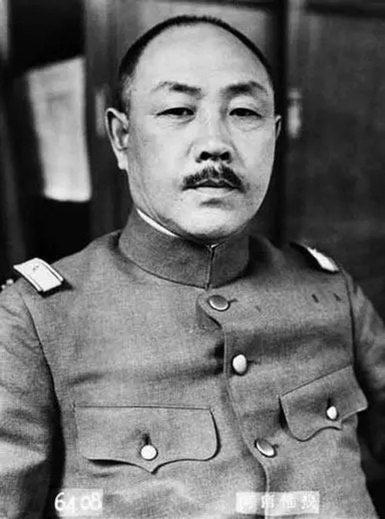 لحظة رفع علم الاتحاد السوفياتي فوق مبنى الرايخستاغ الألماني