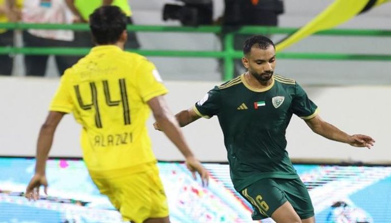 جانب من مباراة خورفكان والوصل بالدوري الإماراتي