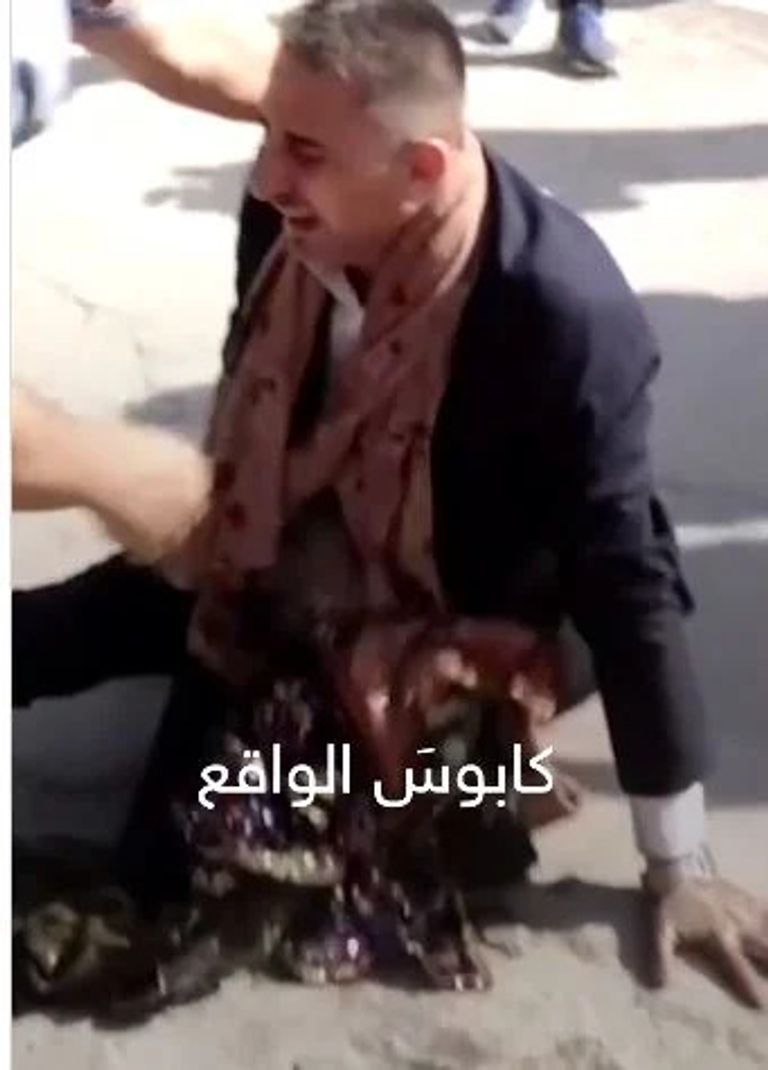 شاب عراقي يحتضن ثوب والدته ضحية حريق الحمدانية