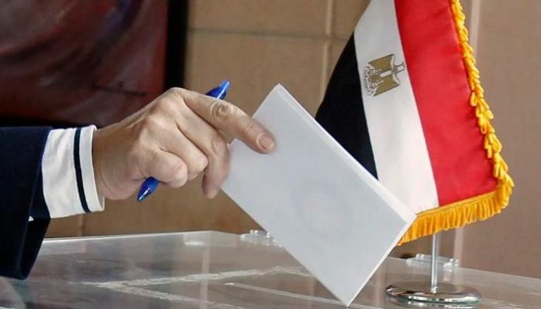 ناخب يدلي بصوته في أحد الاستحقاقات الانتخابية بمصر