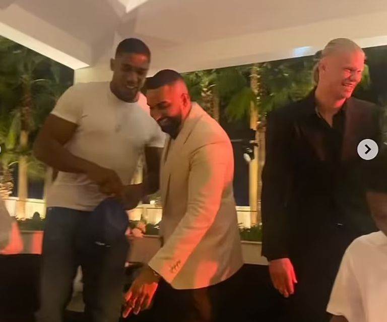 إيرلينغ هالاند في احتفالات رأس السنة إيرلينغ هالاند نجم مانشستر سيتي