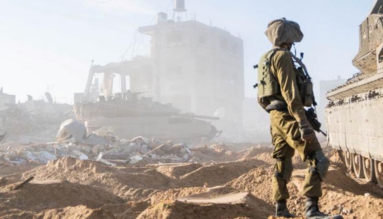 جندي إسرائيلي وآليات في قطاع غزة - رويترز