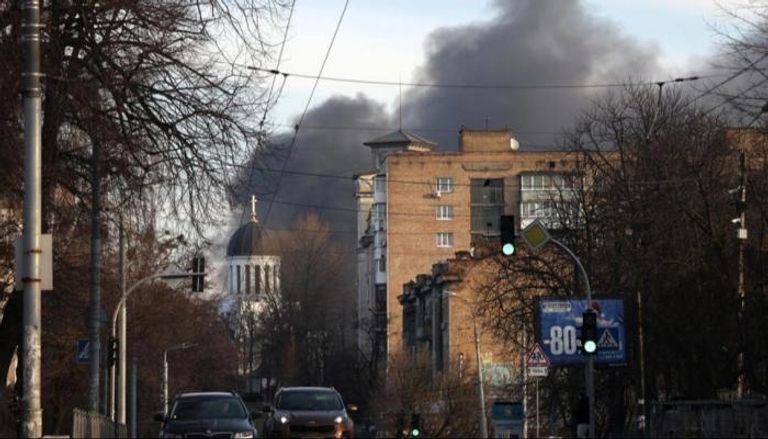 دخان متصاعد بعد قصف روسي سابق على كييف 