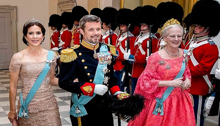 الملكة مع ولي وولية العهد الأمير يواكيم مع زوجته وأبنائه الأربعة