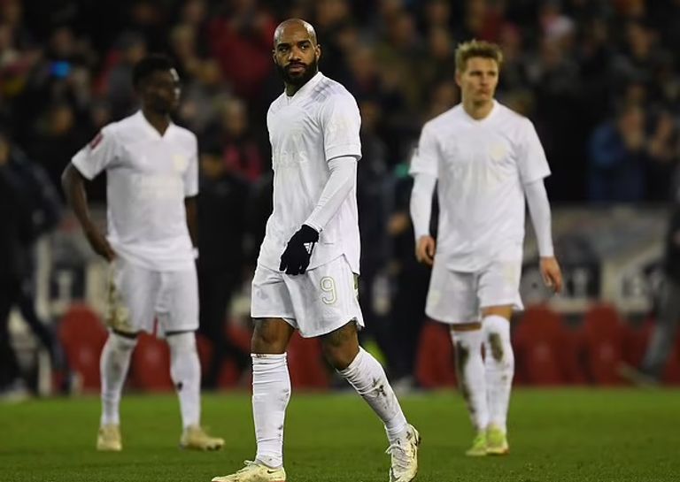 فريق أرسنال ضد فورست في 2022 قميص أرسنال الأبيض