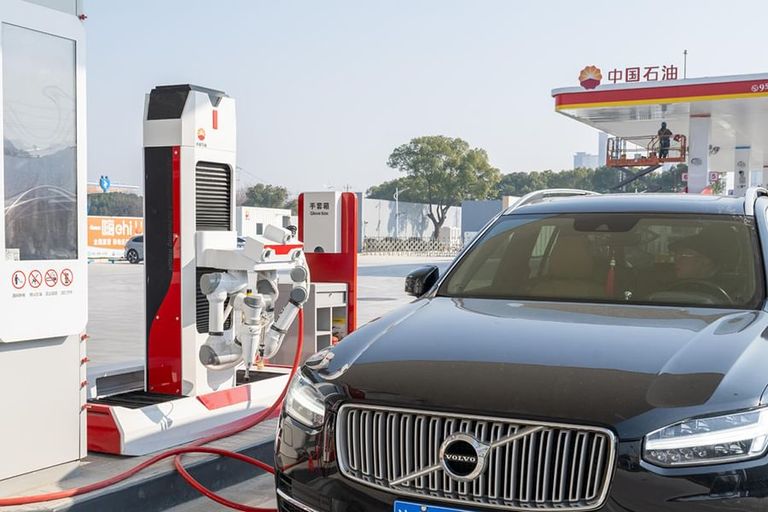 روبوت ذكي للتزود بالوقود