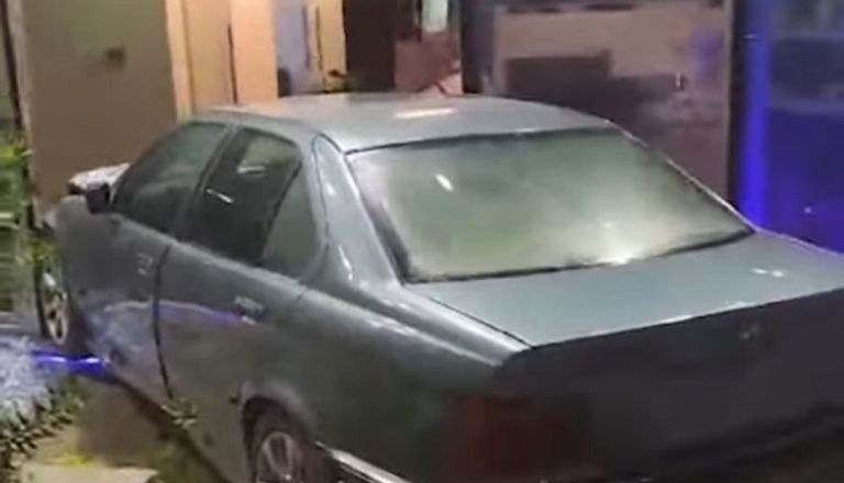 السيارة بعد تحطيمها واجهة المحل