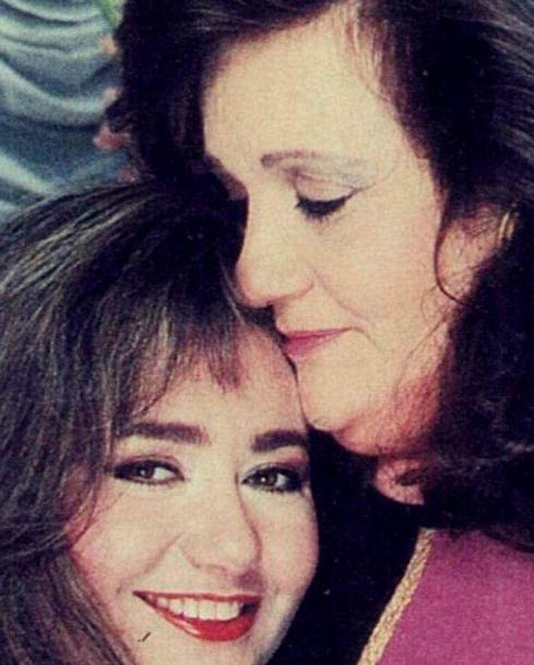 الفنانة ليلي علوي مع ابنها خالد