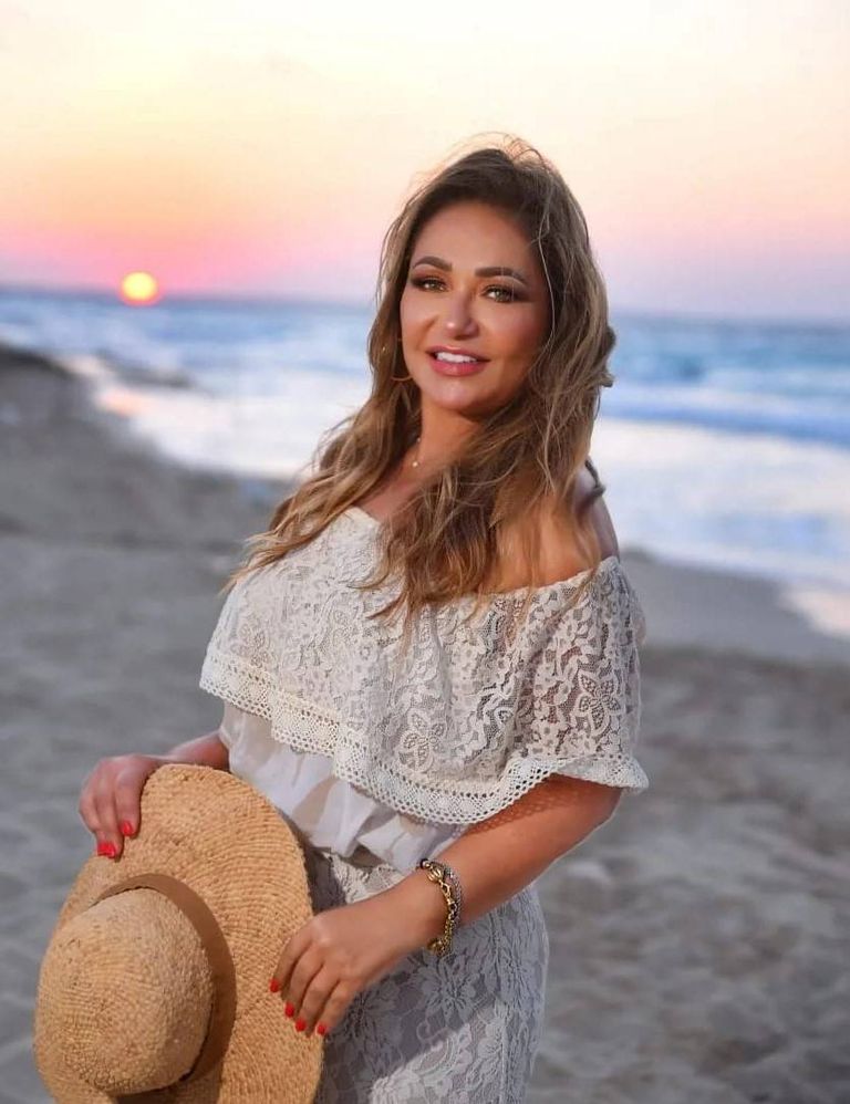 الفنانة ليلي علوي مع ابنها خالد