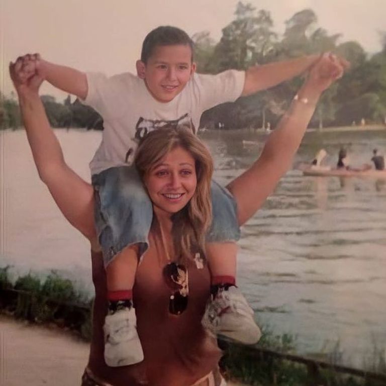 الفنانة ليلي علوي مع ابنها خالد