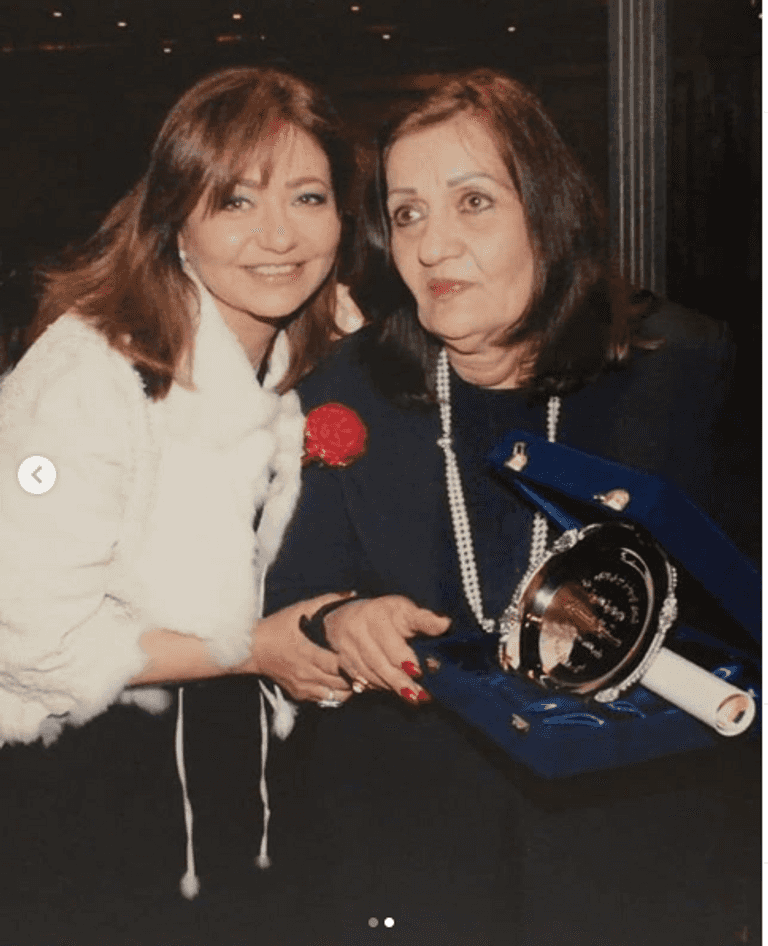 الفنانة ليلي علوي مع ابنها خالد