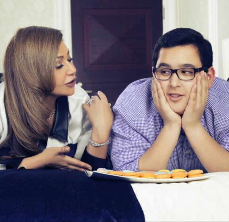 الفنانة ليلي علوي مع ابنها خالد