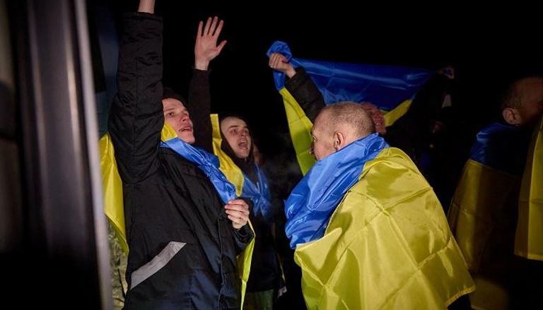 جنود أوكرانيون مفرج عنهم ضمن صفقة التبادل  - رويترز