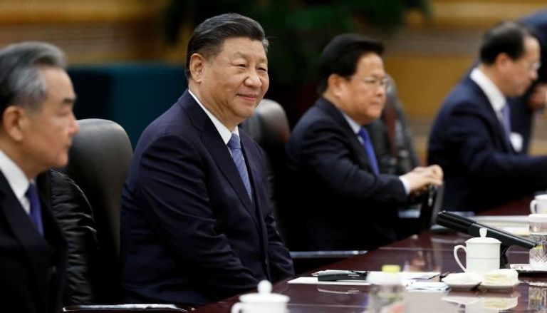 الرئيس الصيني وسط عدد من المسؤولين في بلاده
