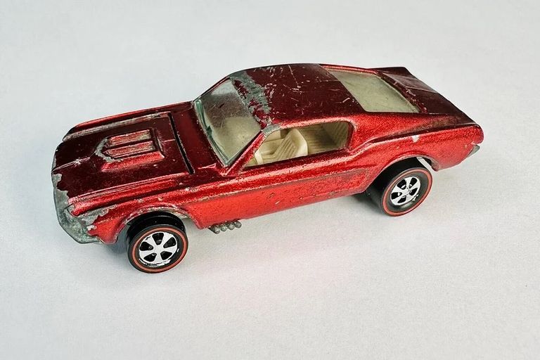 نسخة Strawberry-Over-Chrome Mustang دمى سيارات