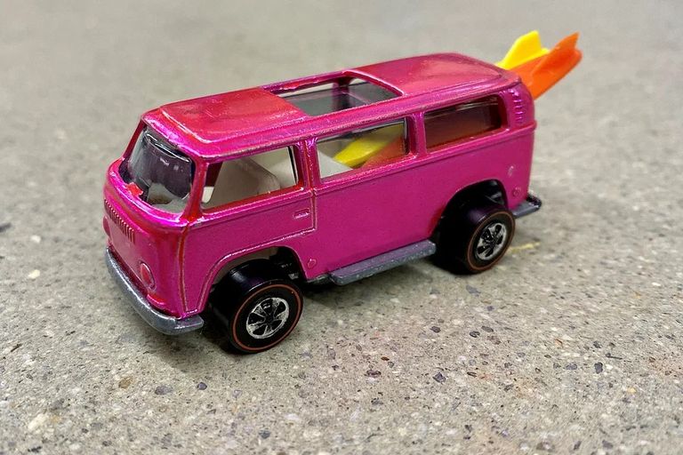 نسخة Pink “Beach Bomb” VW Bus دمى سيارات