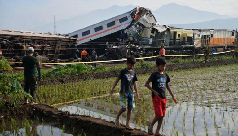 آثار تصادم قطارين في إندونيسيا