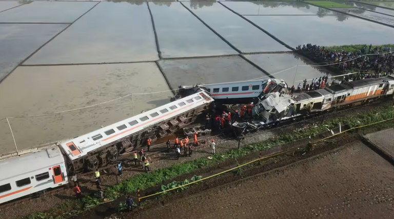 آثار تصادم قطارين في إندونيسيا
