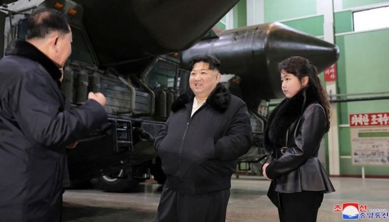 كيم وابنته خلال زيارة مصنع إطلاق قاذفات الصواريخ
