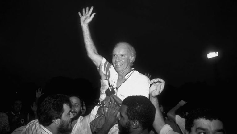 ماريو زاغالو قاد منتخب الإمارات إلى كأس العالم 1990 الراحل ماريو زاغالو مع بيليه