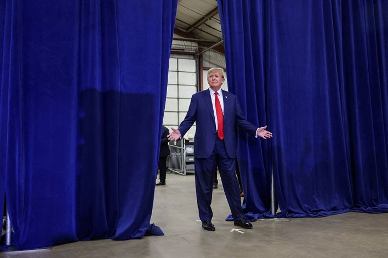 ترامب أمام أنصاره في مؤتمر انتخابي