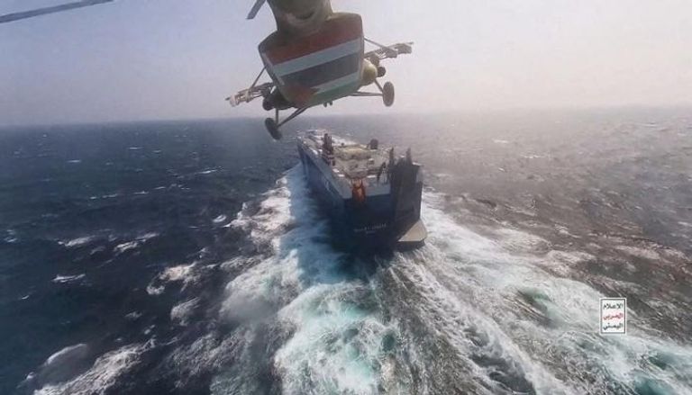 مروحية حوثية خلال هجوم على سفينة تجارية بالبحر الأحمر