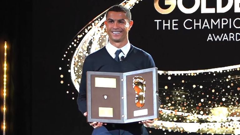 كريستيانو رونالدو الفائز بجائزة القدم الذهبية ليونيل ميسي صاحب الكرة الذهبية