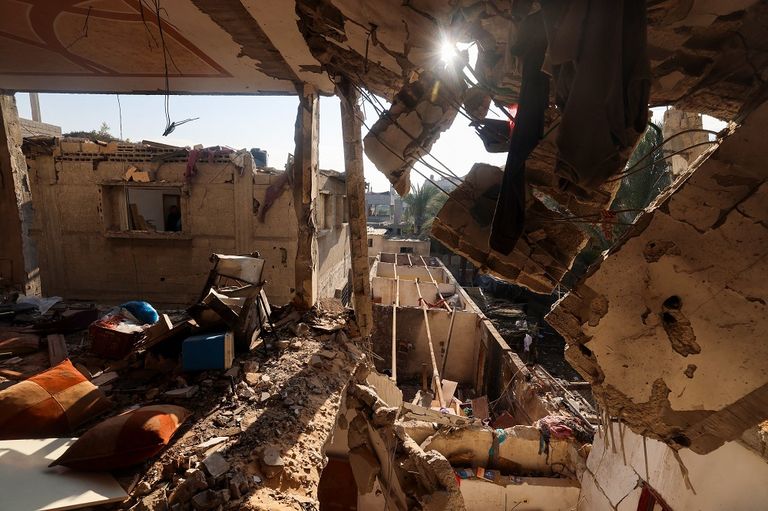 منقذ فلسطيني في موقع غارة بغزة- أرشيفية