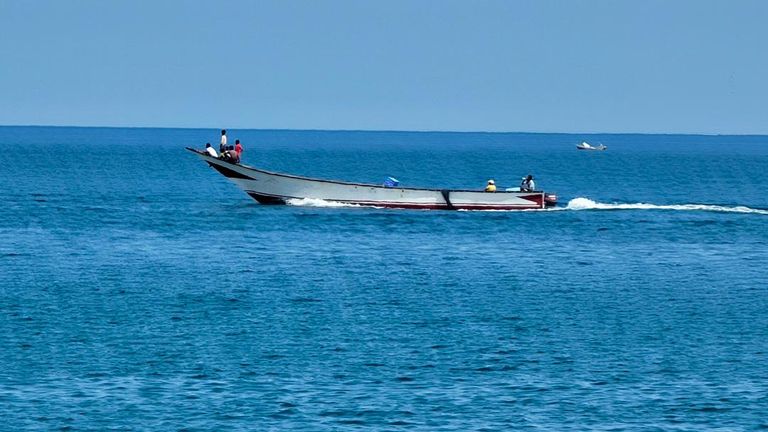 سفينة تبحر في ممر مضيق باب المندب