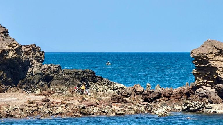 سفينة تبحر في ممر مضيق باب المندب