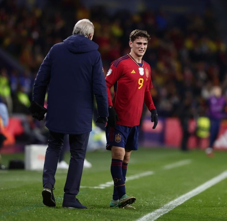 غافي لاعب برشلونة كيليان مبابي