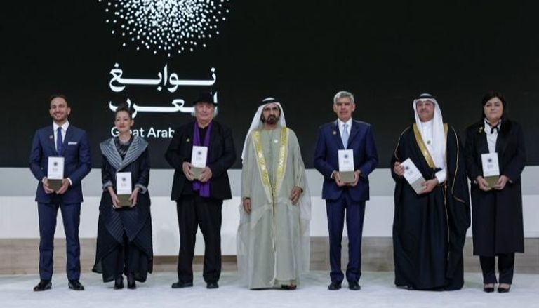 الشيخ محمد بن راشد آل مكتوم مع الفائزين بجائزة نوابغ العرب