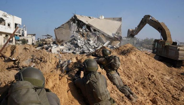 جنود إسرائيليون يتحصنون خلف منازل مدمرة في غزة