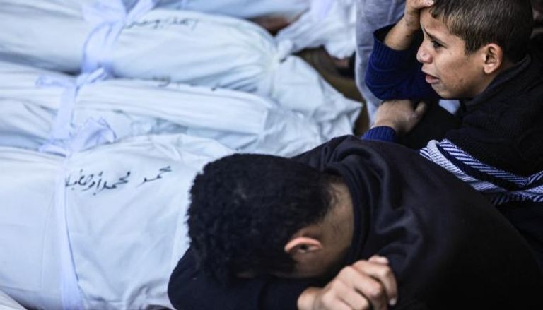 أطفال يبكون عائلات فقدوها في القصف الإسرائيلي على قطاع غزة